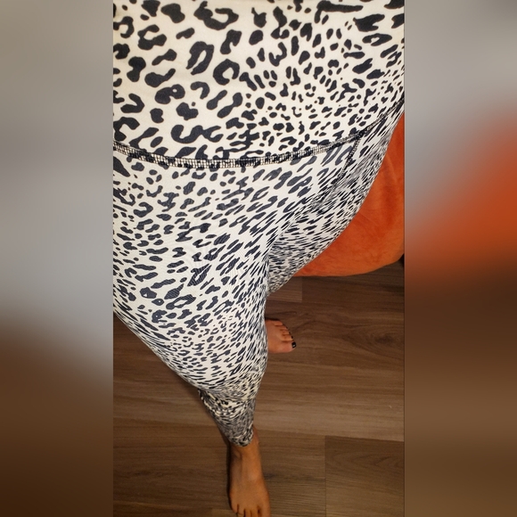 Nike Black and White Leopard Print Leggings - Picture 1 of 6
